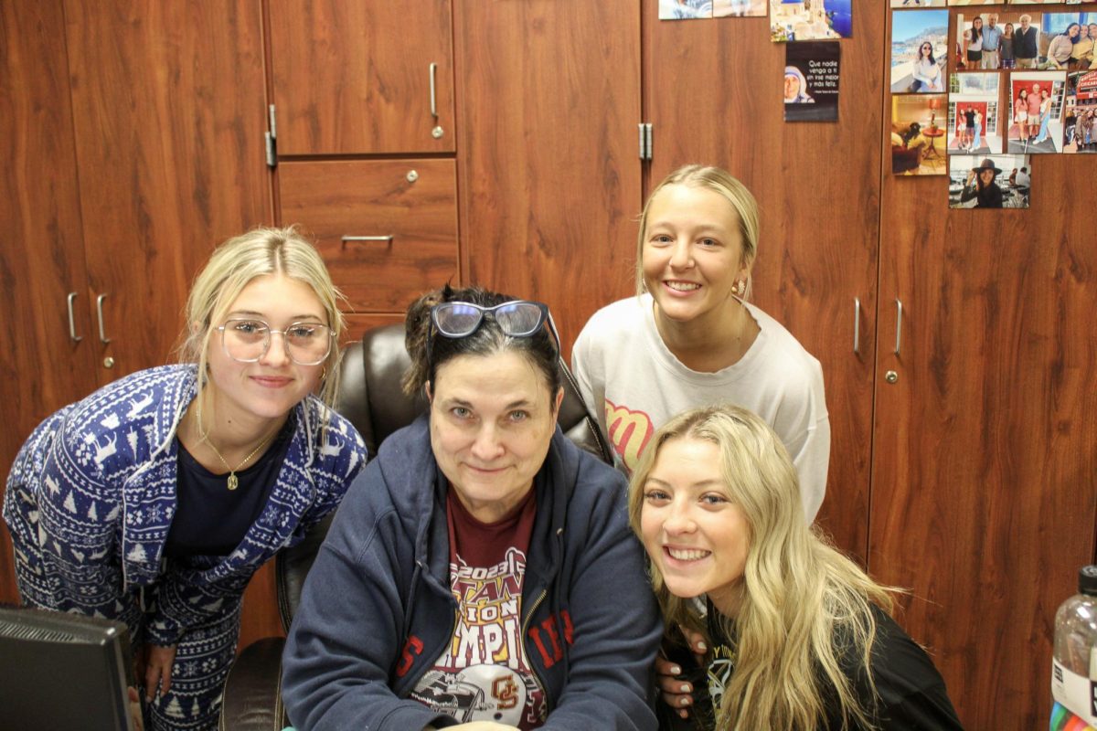 Claudia Kinnaird joined the Titan staff as a Spanish teacher, taking over Spanish 2 and Spanish 3 classes. Kinnaird has meshed well with faculty and students, as she is seen here with juniors Melia Reid, Macey Wilson and Gabby Spink.