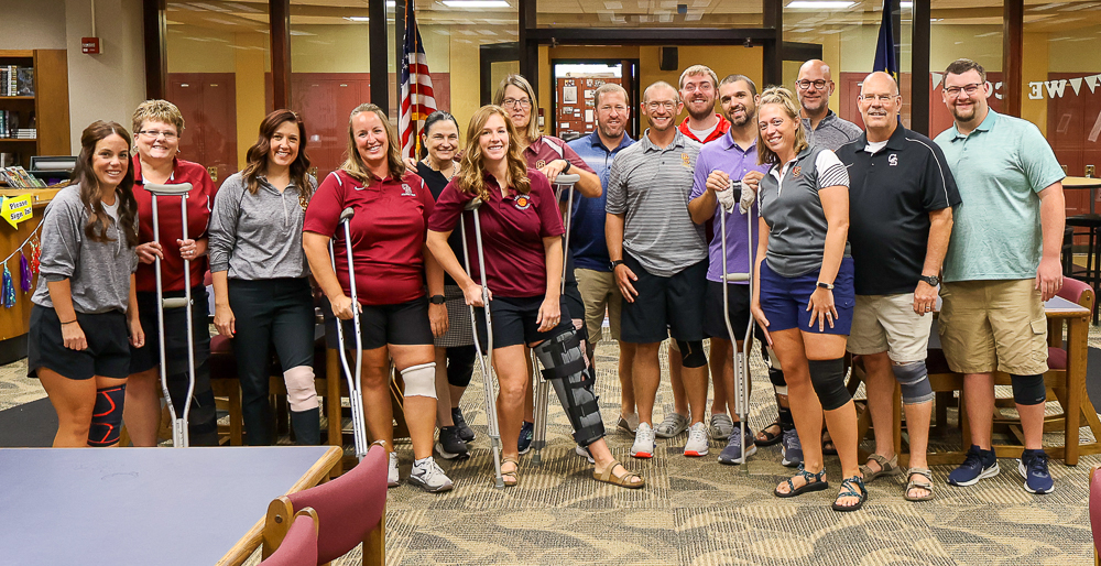 Misery loves company! Brasher had the support of his colleagues. The show their solidarity, many members of the staff wore their own bandages and knee supports.