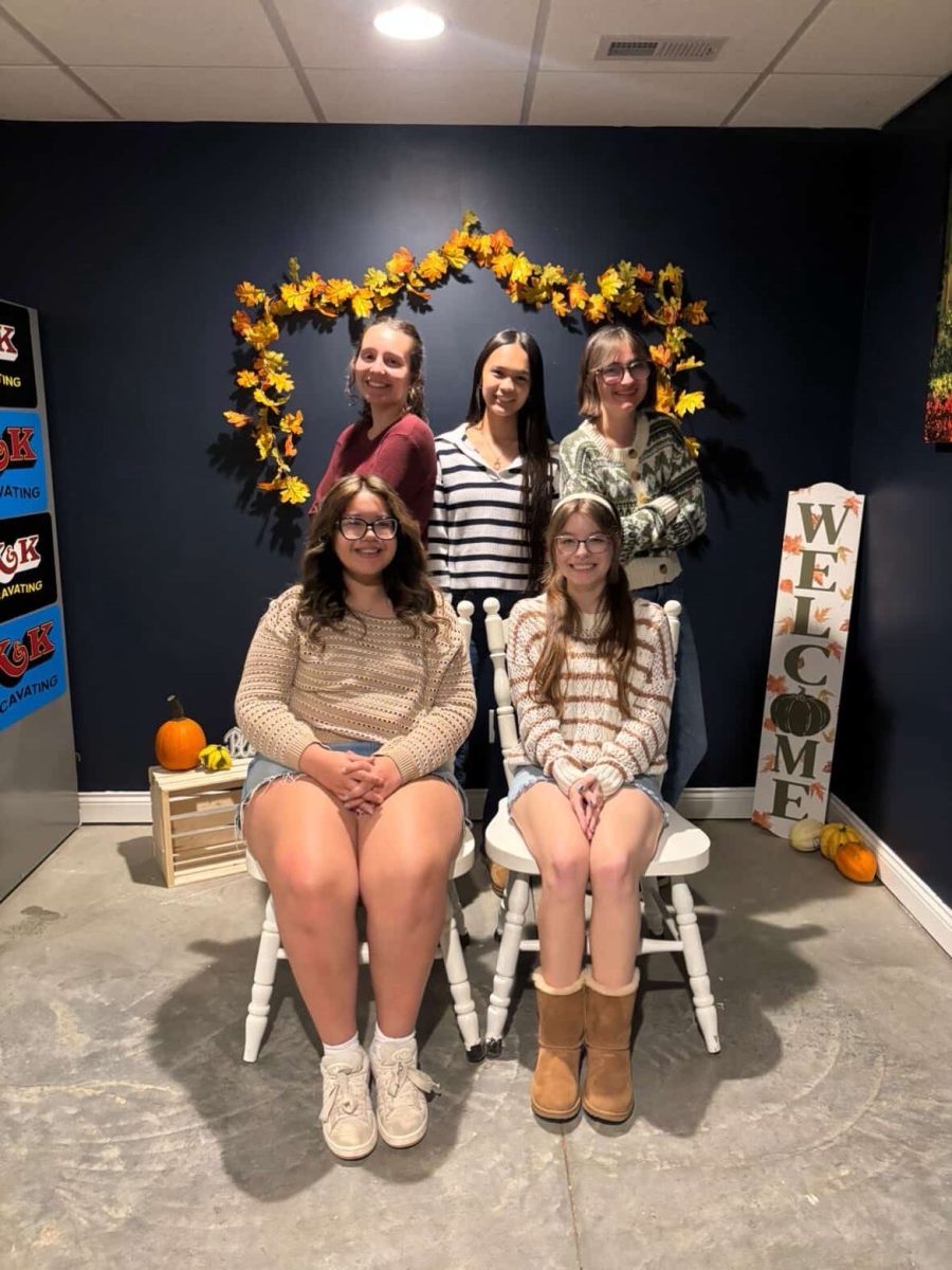 Juniors Madison Naas, Erica Narruhn, Greenlee Powers, Glinde Huante and Emma Schleter enjoyed a Friendsgiving to celebrate their friendship.